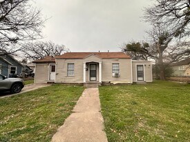 210 N 10th St in Gatesville, TX - Building Photo