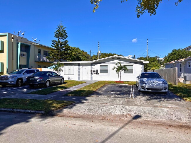 1841 Adams St in Hollywood, FL - Foto de edificio - Primary Photo