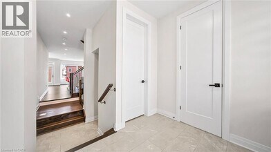 102 Settlers Rd E in Oakville, ON - Building Photo - Building Photo