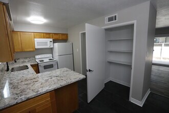 Gloria Apartments - 0230 in Sacramento, CA - Foto de edificio - Building Photo