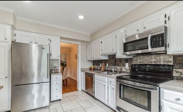 6813 Indian Run Ct in Annandale, VA - Building Photo - Building Photo