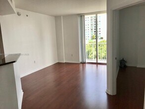 115 SW 11th St, Unit 802 in Miami, FL - Foto de edificio - Building Photo