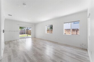 379 NE 31st Ave in Homestead, FL - Building Photo - Building Photo