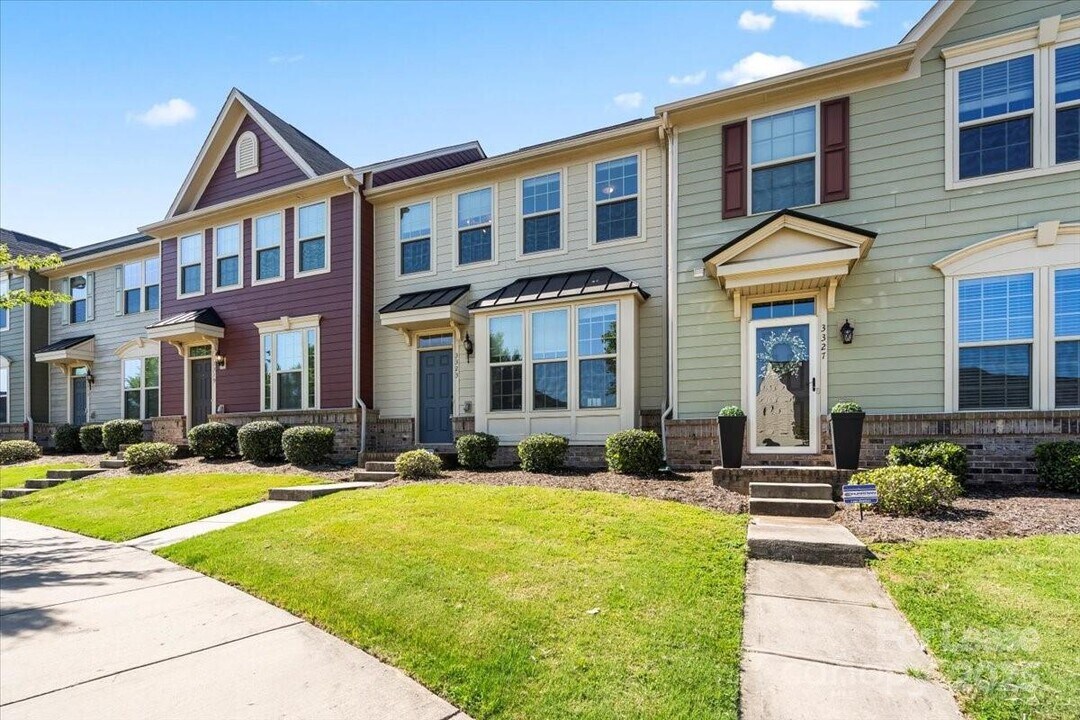 3323 Major Samuals Way in Charlotte, NC - Building Photo