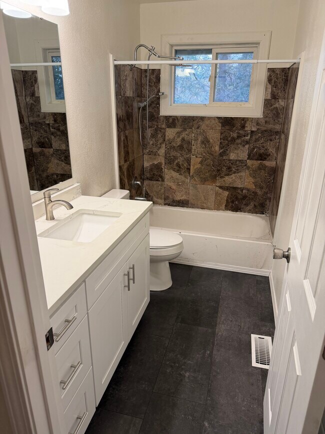 8705 SW Seminole Trail in Tualatin, OR - Building Photo - Building Photo