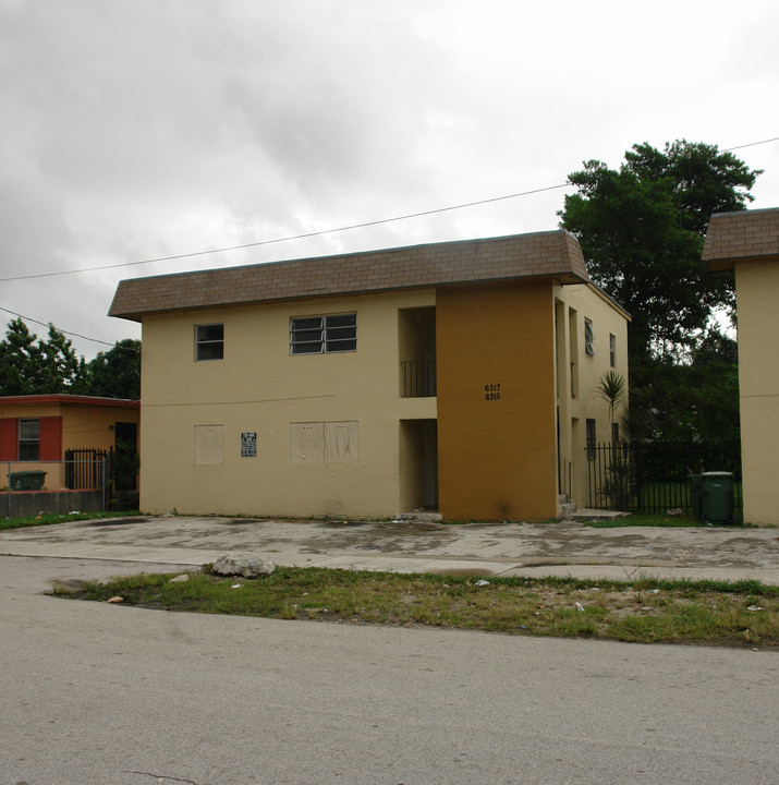 6245-6317 NW 1st Ct in Miami, FL - Building Photo