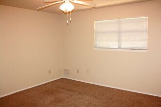 7902 Albany Ave-Unit -B in Lubbock, TX - Foto de edificio - Building Photo