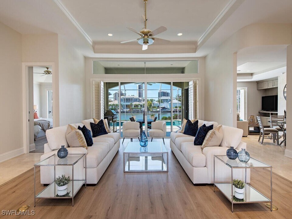4459 Crayton Rd in Naples, FL - Building Photo