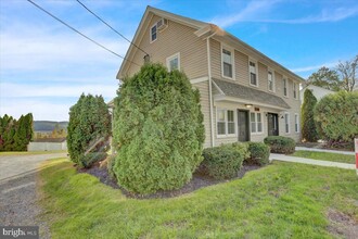 3208 Main St in Morgantown, PA - Foto de edificio - Building Photo