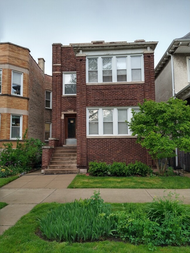 2450 W Gunnison St, Unit 1