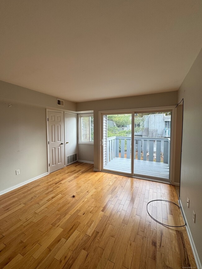 12 Cedar Ct in East Haven, CT - Building Photo - Building Photo