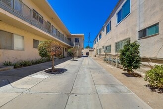 Apartment Building in Park Mesa Heights in Los Angeles, CA - Foto de edificio - Building Photo