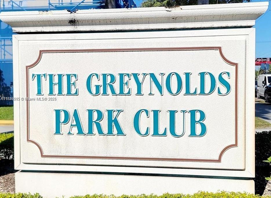 17890 W Dixie Hwy, Unit #318 in North Miami Beach, FL - Foto de edificio