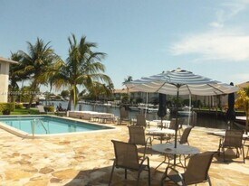 199 E McNab Rd in Pompano Beach, FL - Building Photo