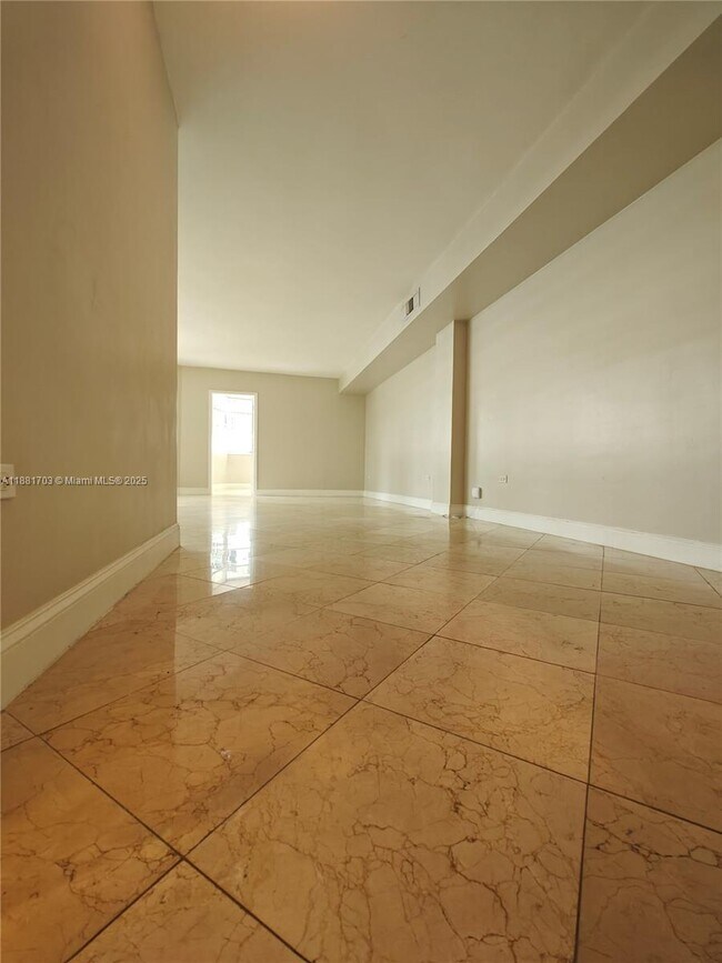 825 Brickell Bay Dr in Miami, FL - Foto de edificio - Building Photo