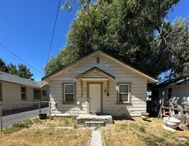 1826 Summers Ln in Klamath Falls, OR - Building Photo