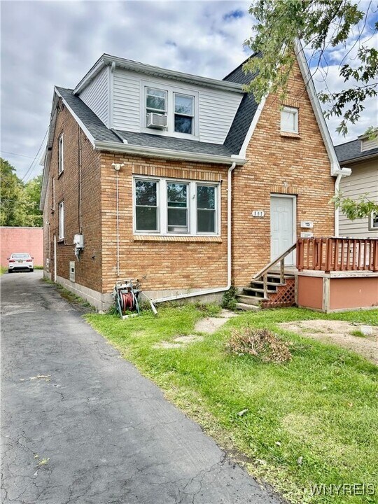 597 Englewood Ave in Buffalo, NY - Building Photo