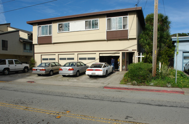 211 Monterey Rd in Pacifica, CA - Foto de edificio - Building Photo