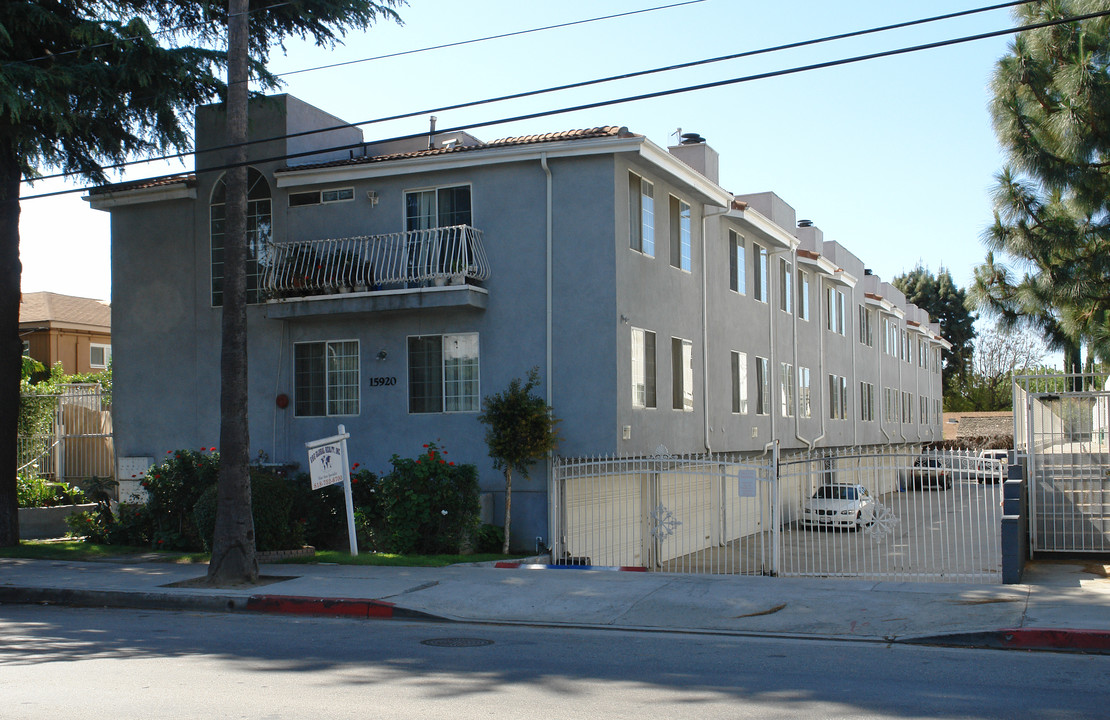 15920 Sherman Way in Van Nuys, CA - Building Photo