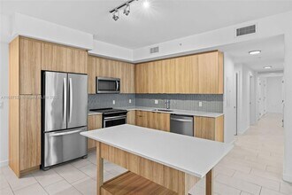 2150 N Bayshore Dr, Unit 0109 in Miami, FL - Building Photo - Building Photo