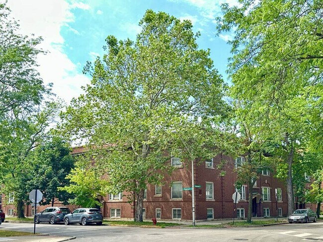 property at 1400 W Rosemont Ave