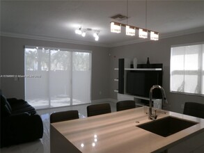 11359 NW 83rd Way in Doral, FL - Foto de edificio - Building Photo