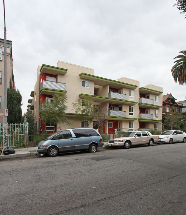 Young Burlington in Los Angeles, CA - Foto de edificio