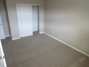 6853 Homing Dove St in North Las Vegas, NV - Foto de edificio - Building Photo