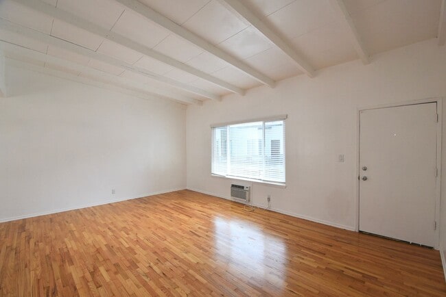 4924 Tujunga Ave in Los Angeles, CA - Building Photo - Building Photo