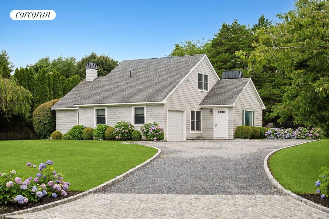 3 Carriage Ln in Southampton, NY - Building Photo