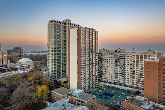 Hawthorne Place in Chicago, IL - Building Photo - Building Photo