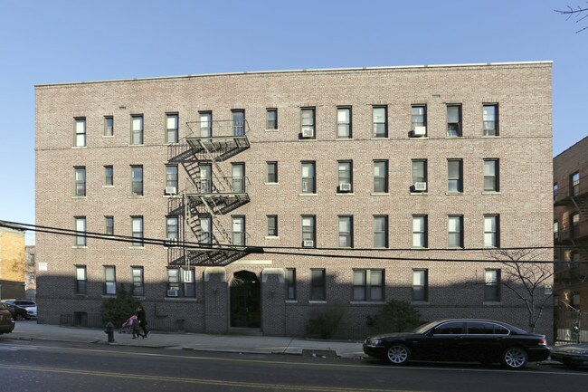 4401 34th Ave in Astoria, NY - Foto de edificio - Building Photo