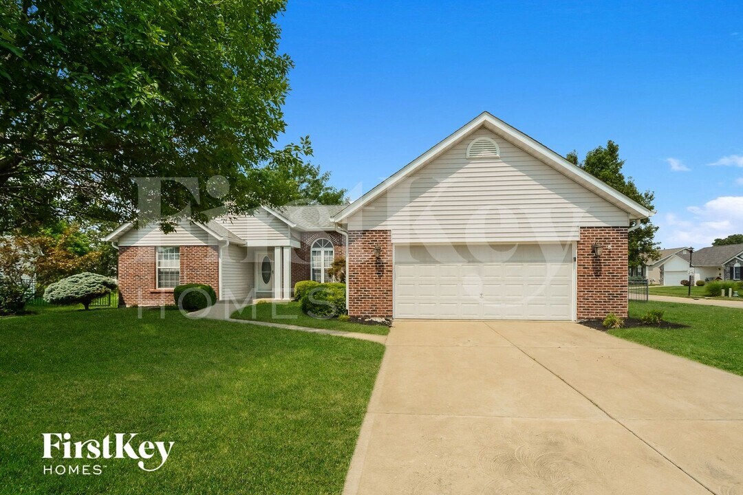 3249 Silvertrail Ct in St. Charles, MO - Foto de edificio