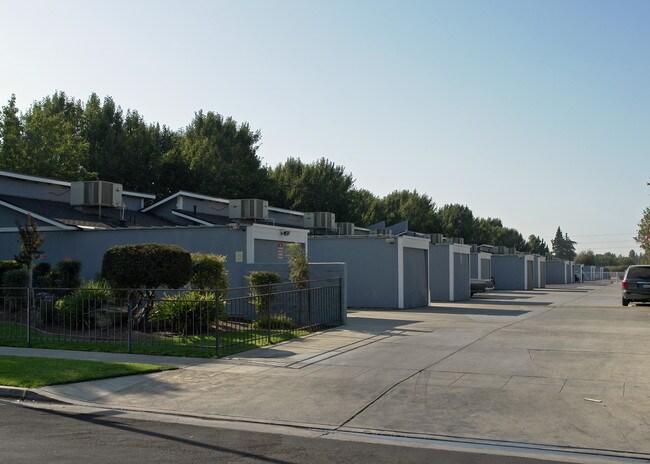 Clay Gardens Apartments in Fresno, CA - Foto de edificio - Building Photo