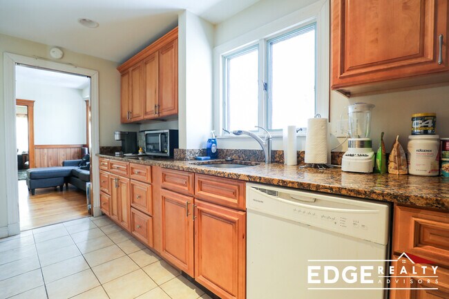 8 Oliva Rd in Boston, MA - Foto de edificio - Building Photo