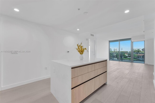 9201 E Bay Harbor Dr in Bay Harbor Islands, FL - Building Photo - Building Photo