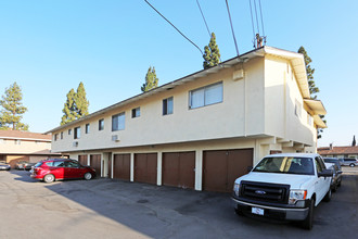 Kim Luxury Apartments in Garden Grove, CA - Foto de edificio - Building Photo