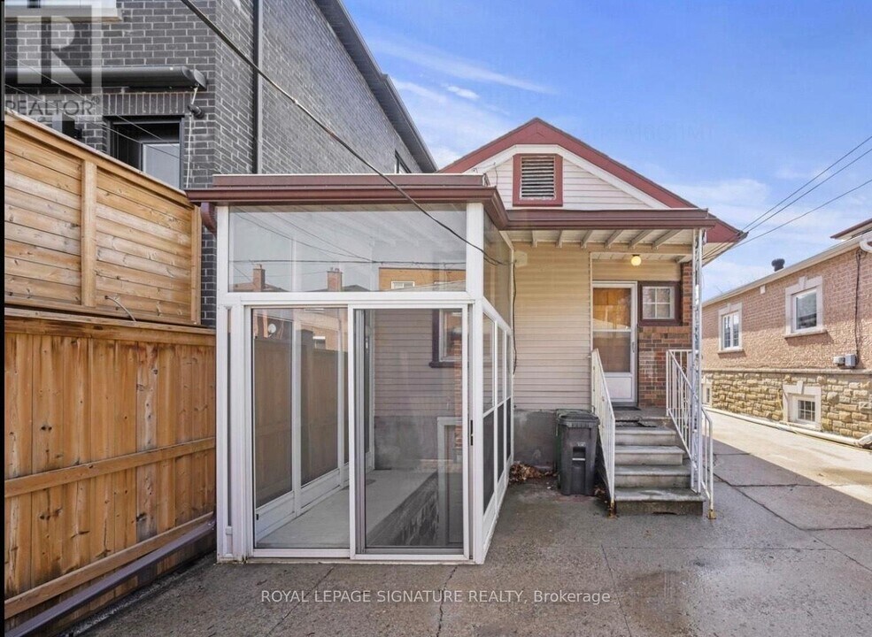 18 Holland Park Ave in Toronto, ON - Building Photo