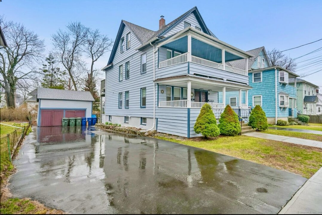 115 Harborview Ave, Unit Second floor in Bridgeport, CT - Building Photo
