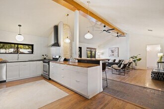 2008 Matthews Ln in Austin, TX - Building Photo - Building Photo