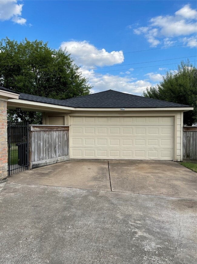 property at 4527 Geneva Dr
