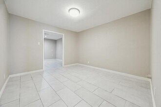 4625 Holly St in Bellaire, TX - Building Photo - Building Photo
