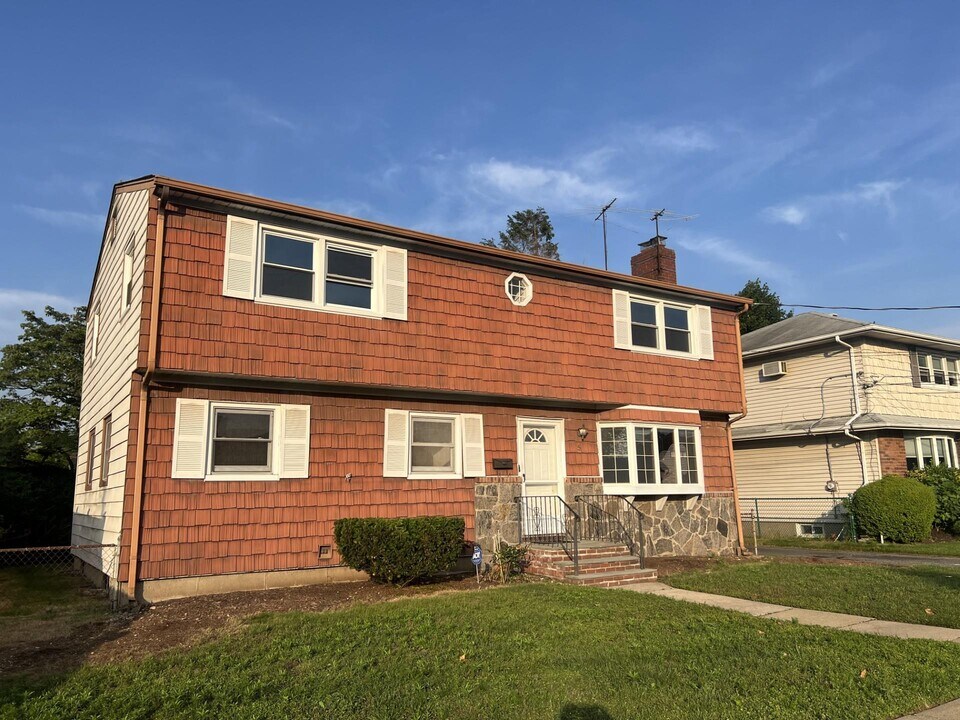 5 Brighton Pl in Hicksville, NY - Building Photo