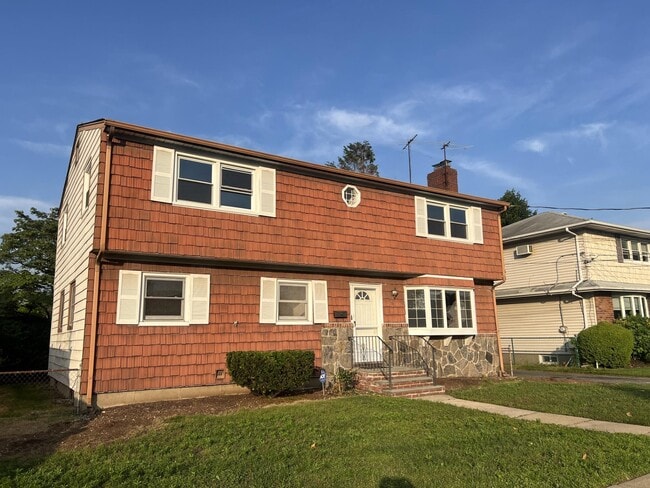 5 Brighton Pl in Hicksville, NY - Building Photo - Building Photo