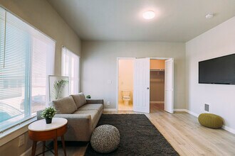 2805 E 16th St in Oakland, CA - Building Photo - Building Photo