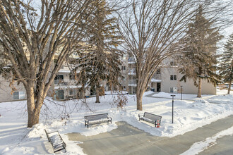 Redwood Court in Edmonton, AB - Building Photo - Building Photo