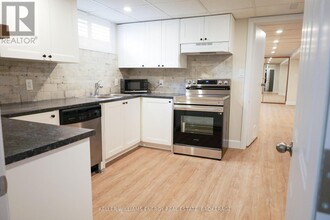 242 Chadburn St in Oshawa, ON - Building Photo - Building Photo