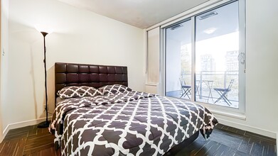 1009 Harwood St in Vancouver, BC - Building Photo - Building Photo