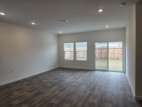 1563 N Mitchell St in Hanford, CA - Building Photo - Building Photo