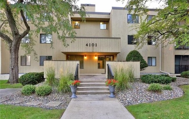 4101 Parklawn Ave in Edina, MN - Building Photo - Building Photo